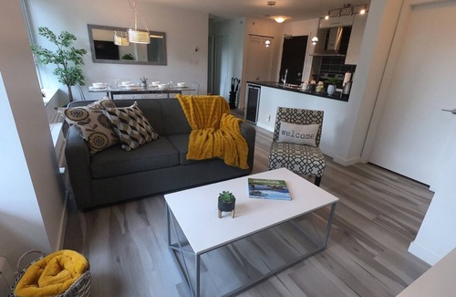 Crosstown Apartment | Amazing & Modern! Beautiful & Quiet View! Best location Downtown w/Free Parking