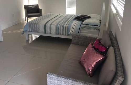 Miramar House | AMAZING MODERN/COUNTRY STYLE HOUSE, ALMOST 5 ACRES