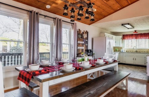 Sevierville Cabin | AMAZING Mountain Views Retreat | Games | HotTub | Sleeps 12 | Upscale | Fire Pit