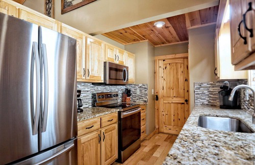 Chalet Village Cabin | AMAZING Mt LeConte & Ober VIEWS! 2 Masters! 3 Fireplaces! Hot Tub! Game Room!