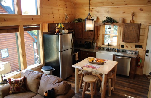 Gatlinburg Cabin | Amazing MTN Views/Location, Minutes to Gatlinburg, Hot Tub, Pool Table, WIFI