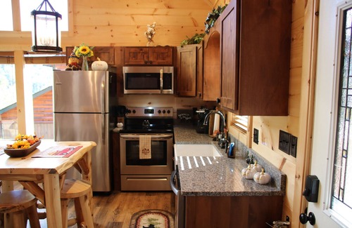 Gatlinburg Cabin | Amazing MTN Views/Location, Minutes to Gatlinburg, Hot Tub, Pool Table, WIFI