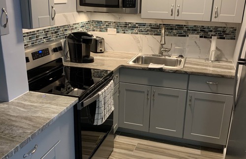 Red Hook Condo | Amazing new/modern condo-Walk to beach, Marina and pools. Red Hook/bars near by!