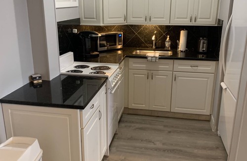 Red Hook Condo | Amazing new/modern condo-Walk to beach, Marina and pools. Red Hook/bars near by!