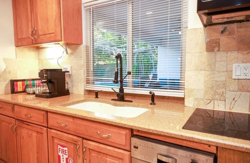 Imperial Point House | Amazing New *Pool*BBQ*Fire Pit* Mins to Beach