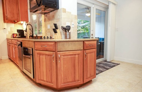 Imperial Point House | Amazing New *Pool*BBQ*Fire Pit* Mins to Beach