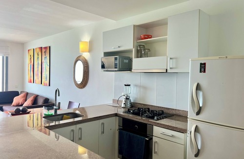 Marbella Apartment | AMAZING! OCEAN FRONT, 2B 2BH CONDO, INFINITY POOL, GYM, 5MIN TO HISTORIC CENTER