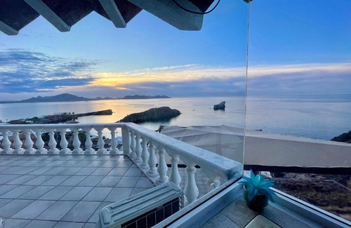 Caracol Turistico House | Amazing ocean view and infinity pool, walking distance to the beach.