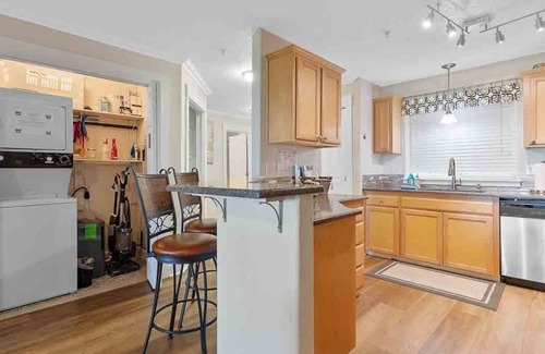 Seaview Condo | Amazing Ocean View, Pets Ok, Relaxing, Steps to beach (SeaLaView)