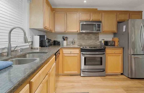 Seaview Condo | Amazing Ocean View, Pets Ok, Relaxing, Steps to beach (SeaLaView)
