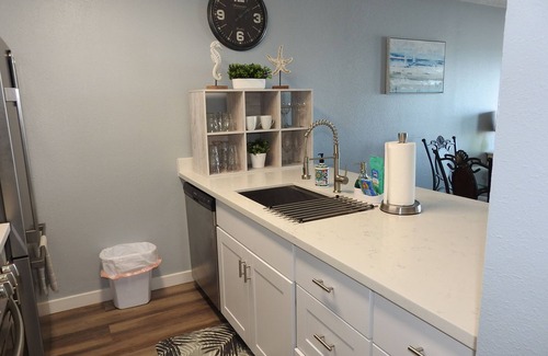 Galveston Condo | Amazing Ocean Views-Serenity Sunrise-2 bd 2 ba-King Bed-Hot Tub-Pickleball Court