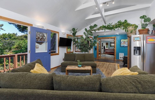 Agate Beach House | Amazing Ocean Views with Hot Tub, Family Friendlynn