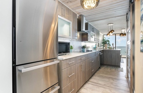 Myrtle Beach Condo | Amazing Oceanfront View! Full Kitchen! Fireplace!