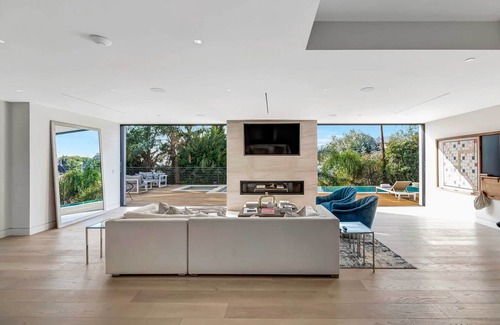 Pacific Palisades House | Amazing Palisades contemporary masterpiece!