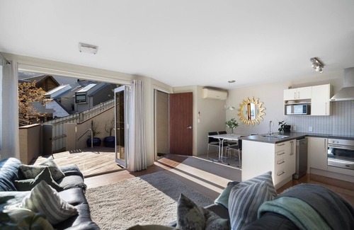 Queenstown Apartment | AMAZING Panoramic Lake Views! Minutes from downtown Queenstown.