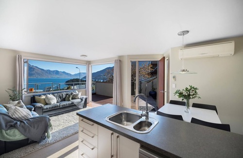 Queenstown Apartment | AMAZING Panoramic Lake Views! Minutes from downtown Queenstown.