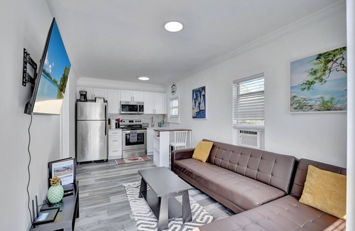 Pineapple Grove Arts District Cottage | AMAZING PRIVATE COSY HOUSE, FENCED YARD, NEW, PETS