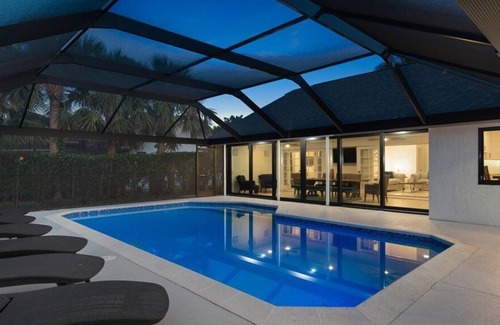 Kings Lake House | AMAZING PROPERTY NEAR DOWNTOWN 5TH AVE AND BEACHES