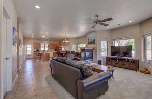 Kanab House | Amazing Red Rocks Views with Cal King Bed