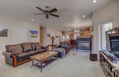 Kanab House | Amazing Red Rocks Views with Cal King Bed