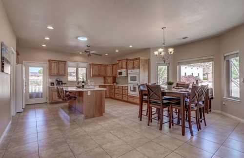 Kanab House | Amazing Red Rocks Views with Cal King Bed