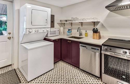 Historic Downtown Savannah Apartment | Amazing Renovated Apartment on Gaston w/Lush Outdoor Space by Lucky Savannah