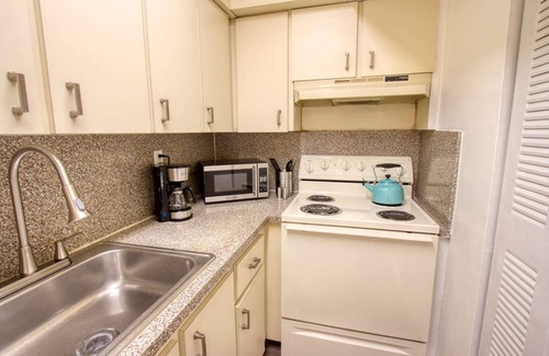 Midtown Condo | ✨ Amazing Renovated One Bedroom w/Free Parking - No Balcony