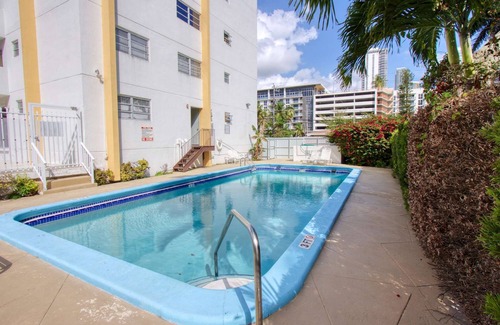 Midtown Condo | ✨ Amazing Renovated One Bedroom w/Free Parking - No Balcony