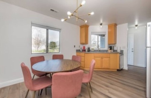 Wright Area Action Group House | Amazing Santa Rosa Wine Escape Home