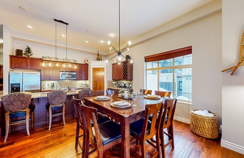 Big White Ski Resort Cabin | Amazing ski retreat with hot tub, fireplace, W/D & balcony views - walk to lifts