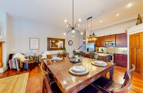 Big White Ski Resort Cabin | Amazing ski retreat with hot tub, fireplace, W/D & balcony views - walk to lifts