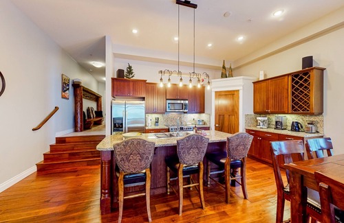 Big White Ski Resort Cabin | Amazing ski retreat with hot tub, fireplace, W/D & balcony views - walk to lifts