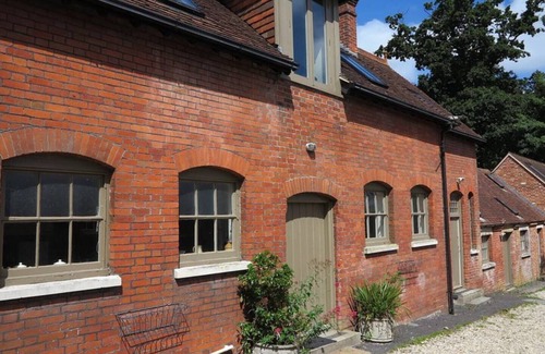 New Forest District House | Amazing Stables Building,with 12 bedrooms, Lyndhurst, centre of New Forest!