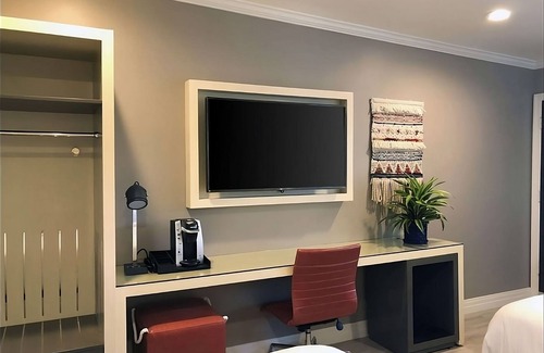 Southeast Torrance Hotel | Amazing Stay! Four Great Units/8 Queen Beds, Central Location, Free Parking