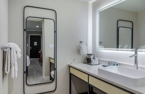 Southeast Torrance Hotel | Amazing Stay! Four Great Units/8 Queen Beds, Central Location, Free Parking