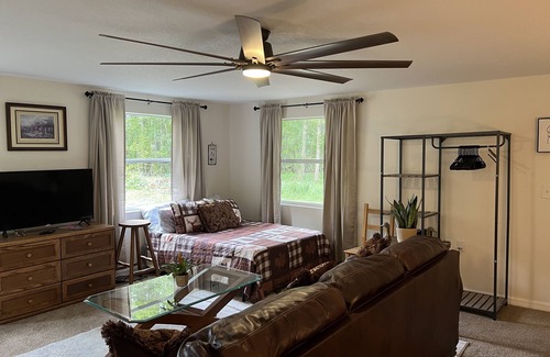 Floral City Apartment | Amazing studio a stones throw from a lake