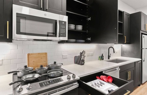North Hyde Park Apartment | Amazing Studio | King Suite | Pool & Gym!