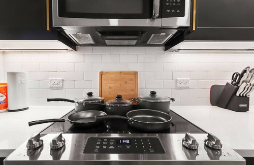 North Hyde Park Apartment | Amazing Studio | King Suite | Pool & Gym!