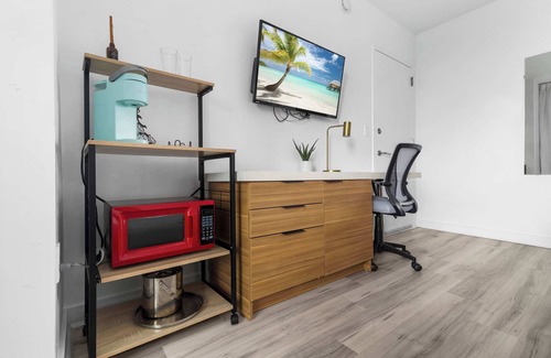 Hallandale Beach Condo | Amazing Studio: Pool, Beach and Balcony Enjoyment.