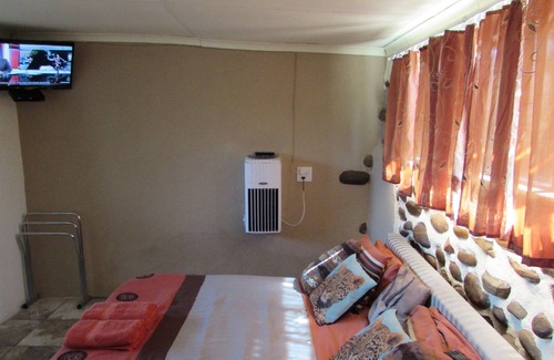 Thorny Bush Game Reserve House | Amazing "tree in lounge" Eco apartment with leopards passing by at night.