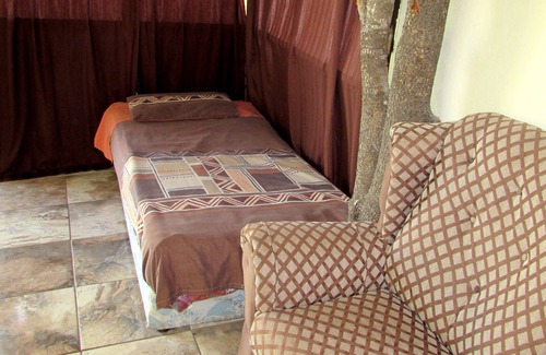 Thorny Bush Game Reserve House | Amazing "tree in lounge" Eco apartment with leopards passing by at night.