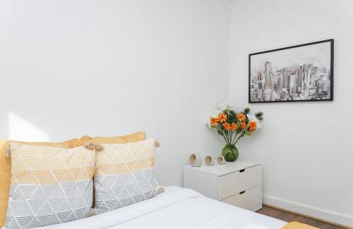 Shepherd's Bush Apartment | Amazing Two Bedroom near Shepherd's Bush Market - HR2