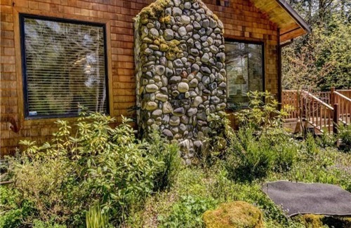 Paradise Estates Cabin | Amazing Two Building Cabin, Sleeps 2-8, Hot Tub