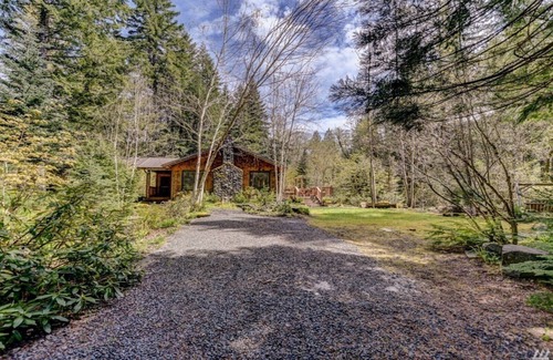 Paradise Estates Cabin | Amazing Two Building Cabin, Sleeps 2-8, Hot Tub