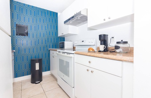 Edgewater Apartment | Amazing unit with balcony - Art District - near beach - Free Parking!