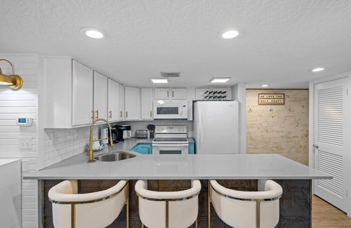 Holiday Isle Condo | Amazing Unit with Gorgeous View of the Gulf & Free Beach Service (321)