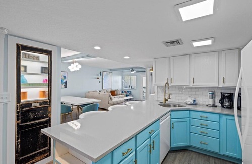 Holiday Isle Condo | Amazing Unit with Gorgeous View of the Gulf & Free Beach Service (321)