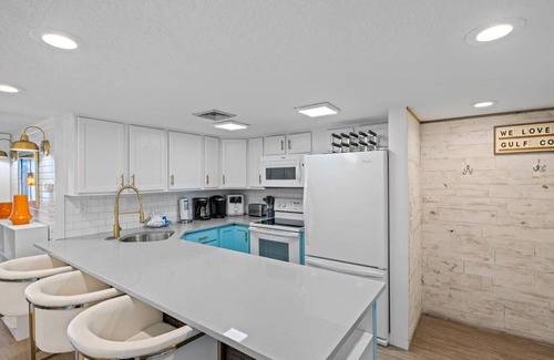 Holiday Isle Condo | Amazing Unit with Gorgeous View of the Gulf & Free Beach Service (321)