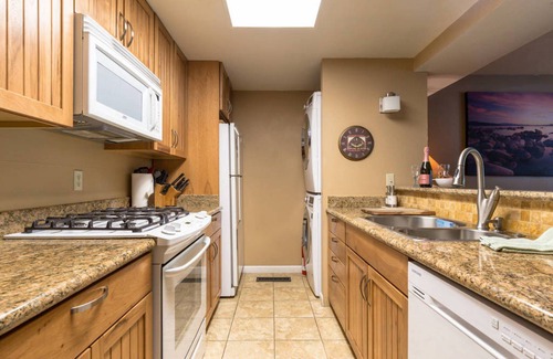 Lake Forest Condo | Amazing Upscale Condo w/Pool, Hottub, Tennis, 65" HD TV, WiFi, walk to town .