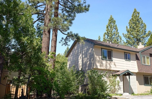 Lake Forest Condo | Amazing Upscale Condo w/Pool, Hottub, Tennis, 65" HD TV, WiFi, walk to town .